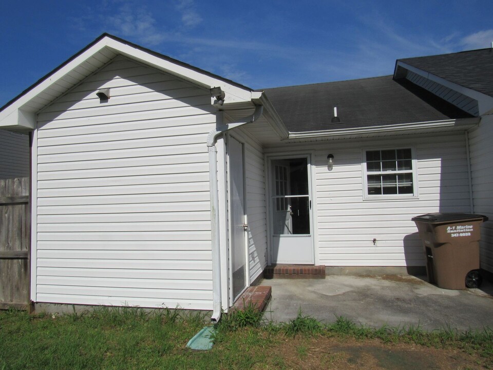 108 Live Oak Ct in Midway Park, NC - Building Photo