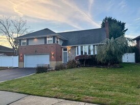 58 Pickwick Dr E in Syosset, NY - Building Photo
