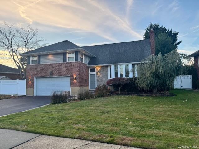 58 Pickwick Dr E in Syosset, NY - Foto de edificio