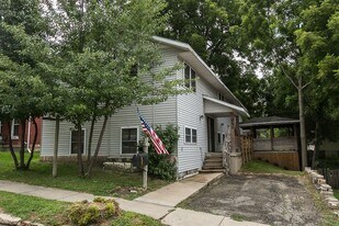 757 W 8th St, Unit Apt. 1 in Dubuque, IA - Building Photo