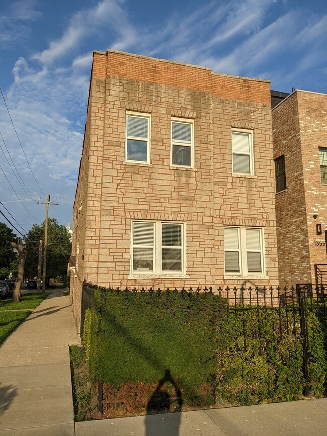 property at 2259 W Hirsch St