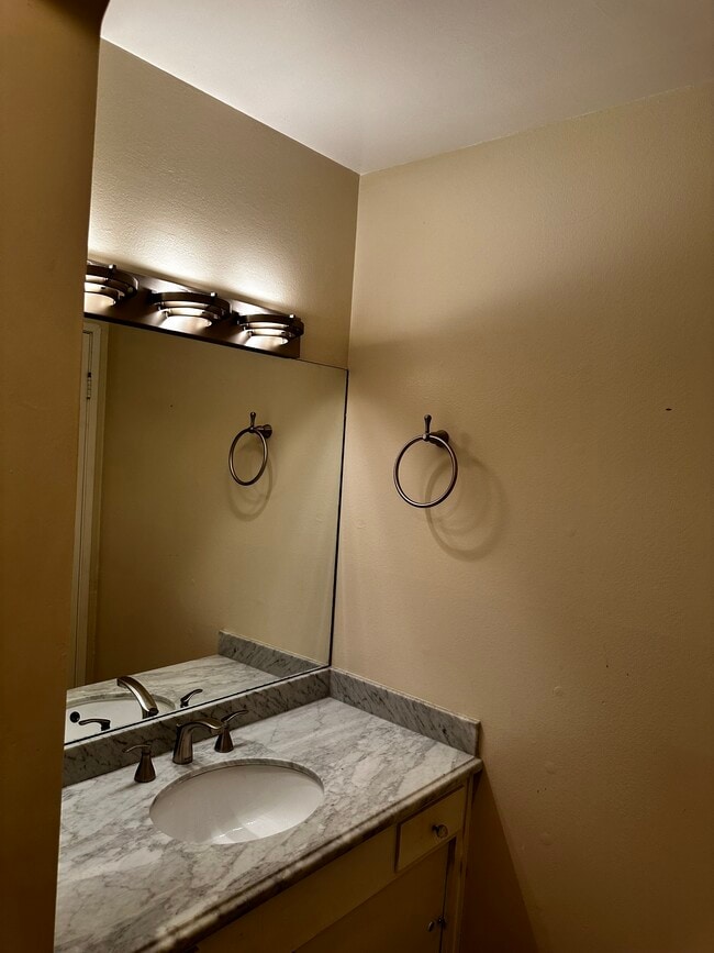 932 Peninsula Ave, Unit 932 peninsula ave apt 404 in San Mateo, CA - Foto de edificio - Building Photo