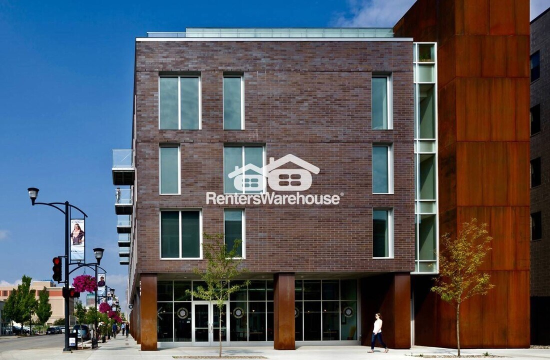 350 E Locust St in Des Moines, IA - Building Photo