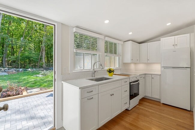 498 Beechwood St in Cohasset, MA - Building Photo - Building Photo