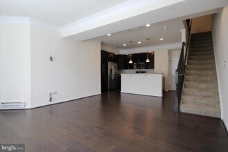 13615 Air and Space Museum Pkwy in Herndon, VA - Building Photo - Building Photo