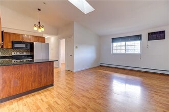 20 Zambarano Ave in North Providence, RI - Foto de edificio - Building Photo
