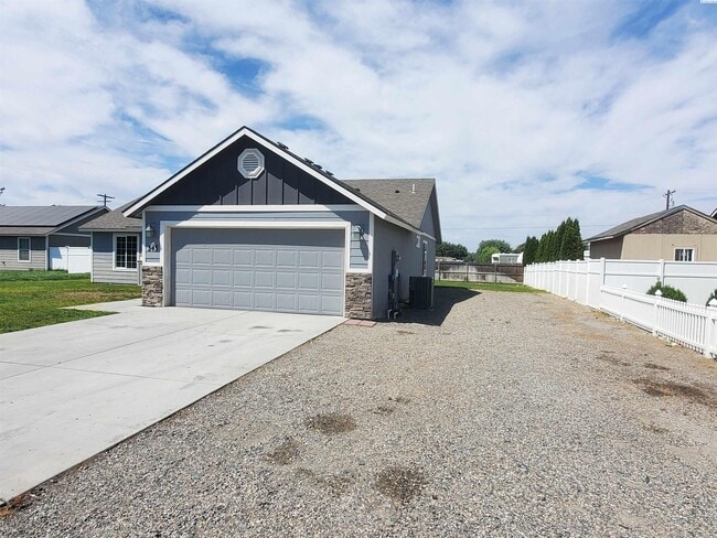 343 E 15th Pl in Kennewick, WA - Building Photo - Building Photo