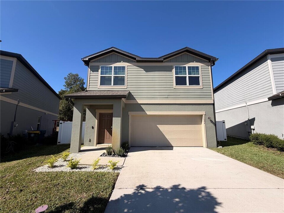 1084 Cades Cv Wy in DeLand, FL - Building Photo