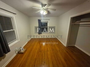 1123 W Kendall Ave in Glendale, WI - Building Photo - Building Photo