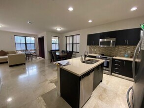 10336 NW 70th Terrace in Doral, FL - Building Photo - Building Photo