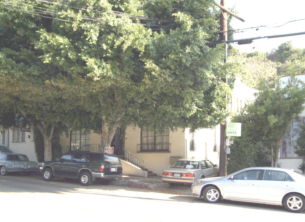 2568-2570 N Beachwood Dr in Los Angeles, CA - Foto de edificio