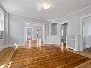 14 Windsor Rd, Unit 1 in Medford, MA - Foto de edificio - Building Photo
