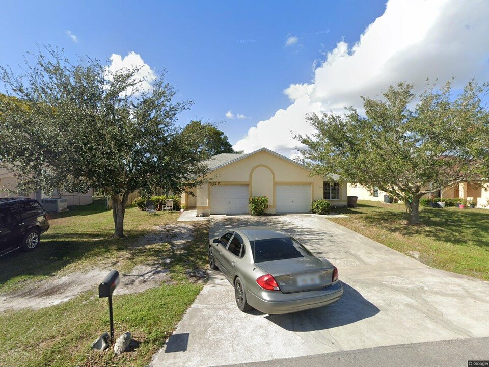 1328 SE 8th Pl in Cape Coral, FL - Foto de edificio