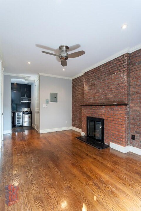 562 Hudson St in New York, NY - Building Photo