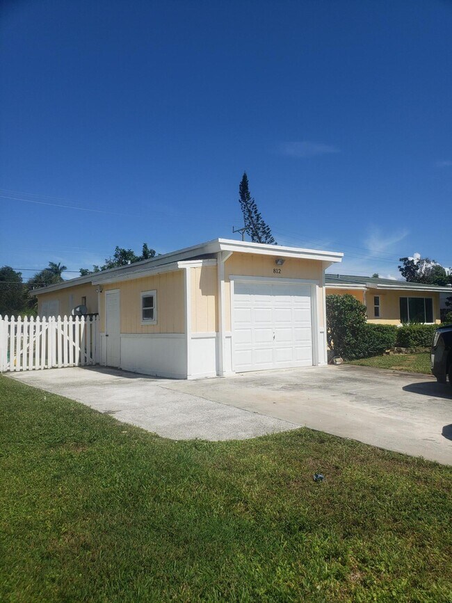 812 Dogwood Rd in North Palm Beach, FL - Building Photo - Building Photo