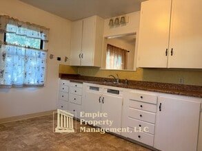 537 NE Winchester St in Roseburg, OR - Building Photo - Building Photo