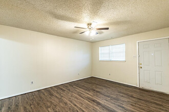 7402 Avenue W in Lubbock, TX - Building Photo - Building Photo