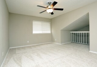 Huntington Cove Townhomes in Farmers Branch, TX - Foto de edificio - Interior Photo
