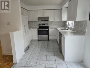 104 Sunfield Rd in Toronto, ON - Building Photo - Building Photo