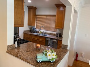 14934 Dickens St-Unit -12A in Los Angeles, CA - Foto de edificio - Building Photo
