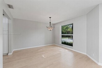 565 NE Olive Way in Boca Raton, FL - Building Photo - Building Photo