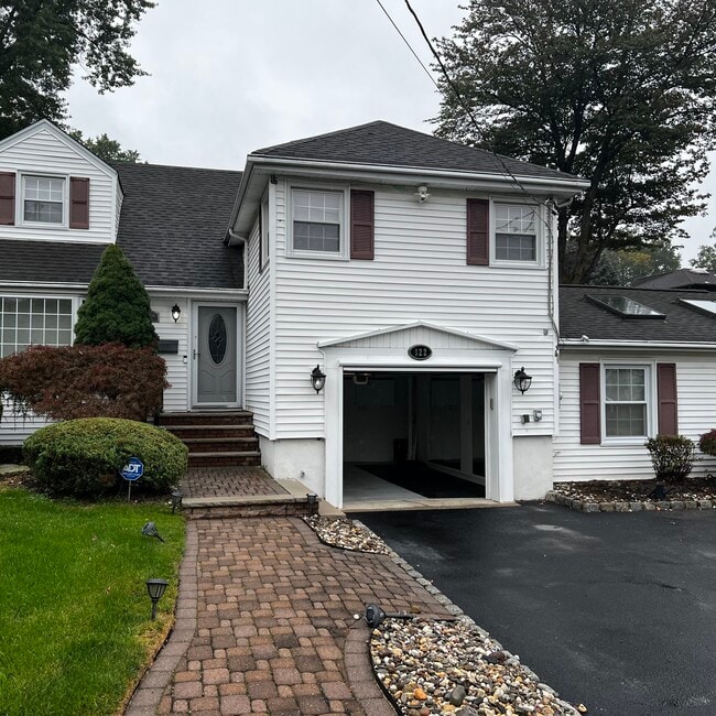 122 Village Cir E in Paramus, NJ - Building Photo - Building Photo