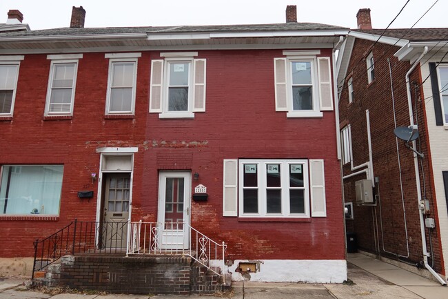 255 W Rowe St in Tamaqua, PA - Building Photo - Building Photo
