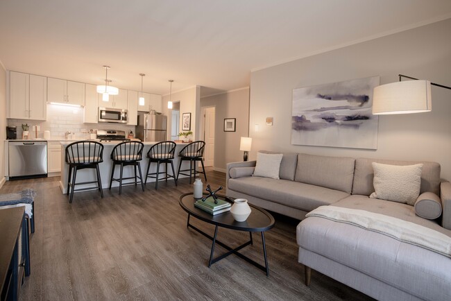 Hunt Club Apartments in Wheeling, IL - Building Photo - Interior Photo