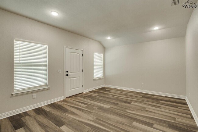 204 E South St in Holliday, TX - Foto de edificio - Building Photo