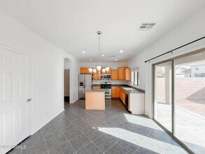 1009 E Iris Dr in Chandler, AZ - Building Photo - Building Photo