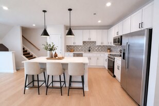 2435 Ownby Ln in Richmond, VA - Building Photo