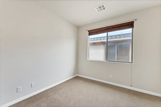 1011 Via Nandina Pl in Henderson, NV - Building Photo - Building Photo