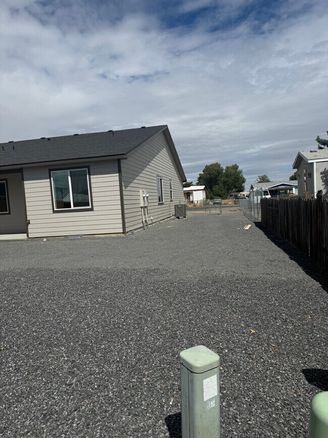 8673 Charles Rd NE, Unit B in Moses Lake, WA - Building Photo - Building Photo