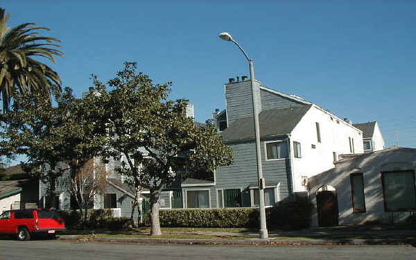 1032 Newport Ave in Long Beach, CA - Foto de edificio - Building Photo