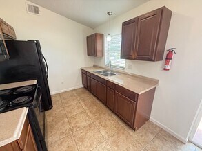 8 Berry Dr in Mascotte, FL - Building Photo - Building Photo