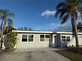 6675 Fiesta Way in Ft. Myers, FL - Building Photo