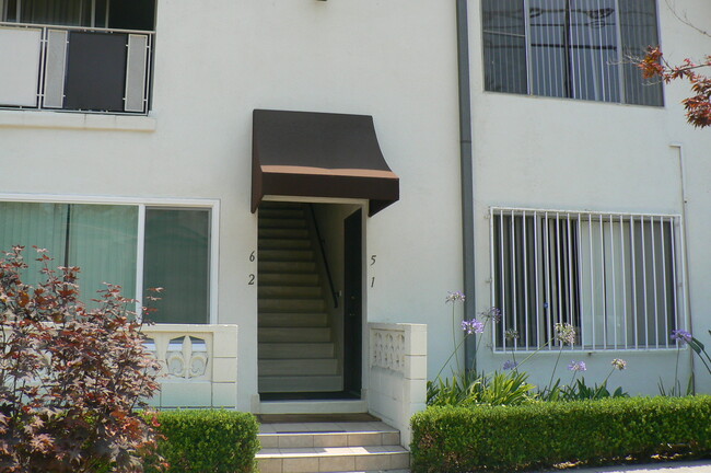 12160 Montana Ave in Los Angeles, CA - Foto de edificio - Building Photo