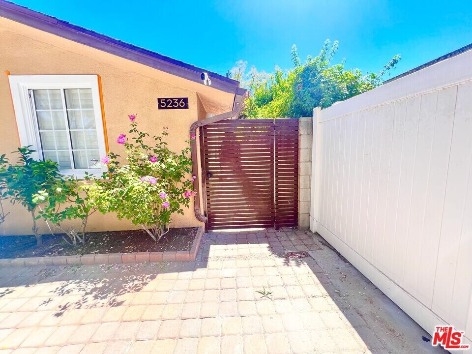 5236 Buffalo Ave in Los Angeles, CA - Building Photo