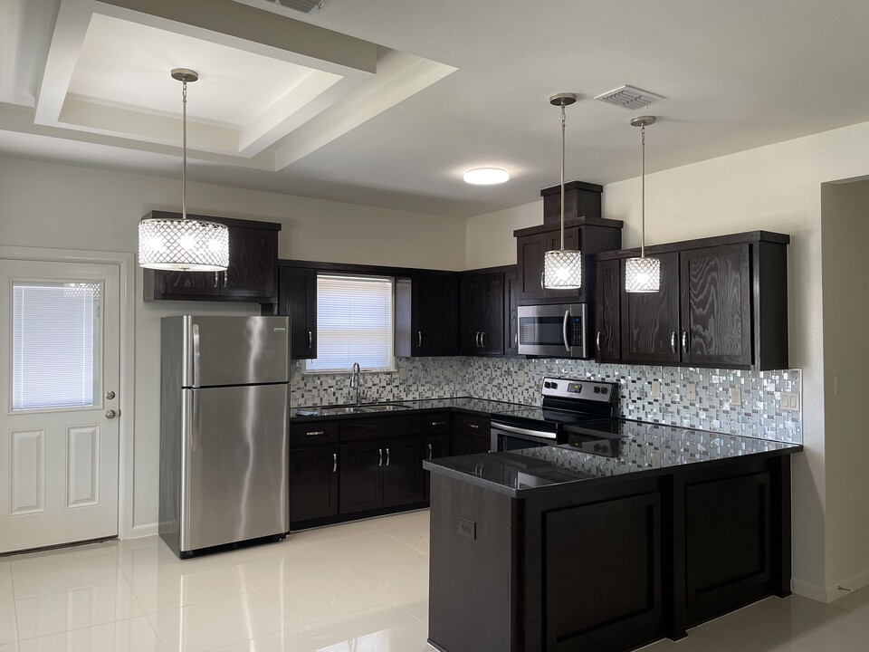 912 E Myrtle Beach Ave, Unit Apt #3 in McAllen, TX - Foto de edificio