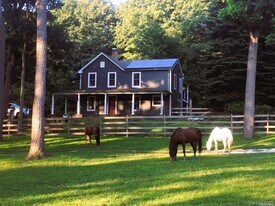 42 Blydenburgh Ln in Brookhaven, NY - Building Photo
