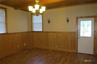 202 S Mesquite St in Luling, TX - Building Photo - Building Photo