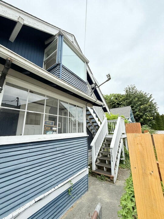1747 6th St in Bremerton, WA - Building Photo