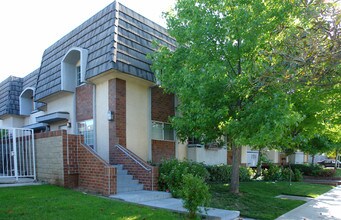 Residential Condominium in Glendale, CA - Building Photo - Building Photo