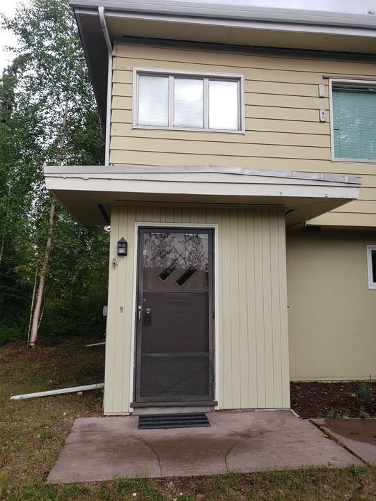 518 Halvorson Rd in Fairbanks, AK - Foto de edificio