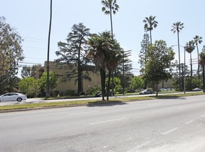 Villa Valley Apartments in Van Nuys, CA - Building Photo - Building Photo