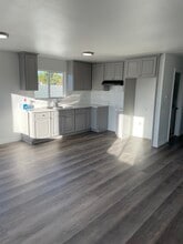 4444 S San Pedro St in Los Angeles, CA - Building Photo - Building Photo