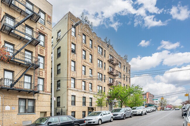 31-06 42nd St in Long Island City, NY - Foto de edificio - Building Photo