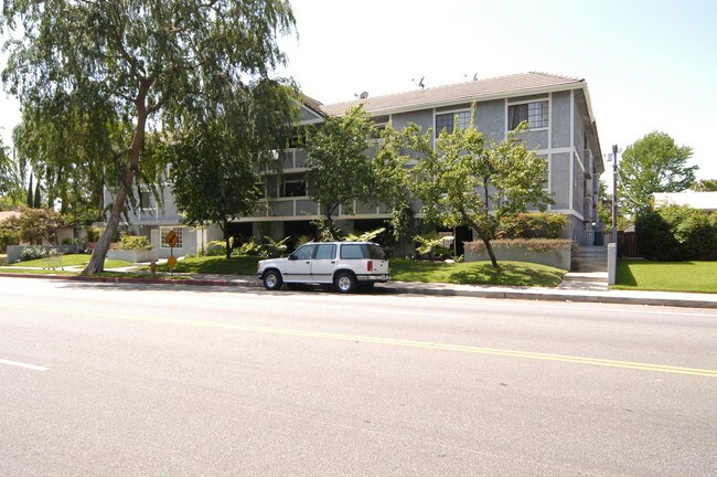 6645 Coldwater Canyon Ave in North Hollywood, CA - Foto de edificio - Building Photo