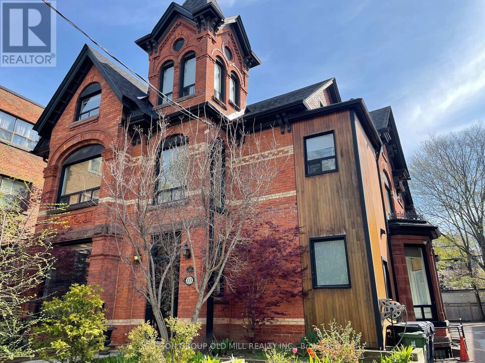 133-133 Dunn Ave in Toronto, ON - Building Photo