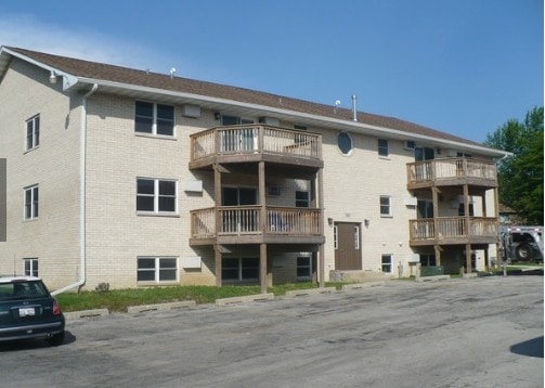 120 Twin Oaks Dr in Joliet, IL - Foto de edificio